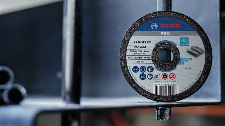 工业环境中安装在钢结构上的金属切割盘。