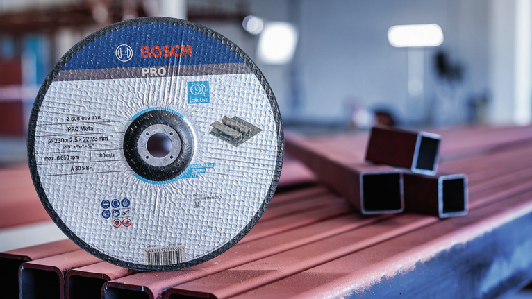 切割盘放置在车间内的红色钢梁上。