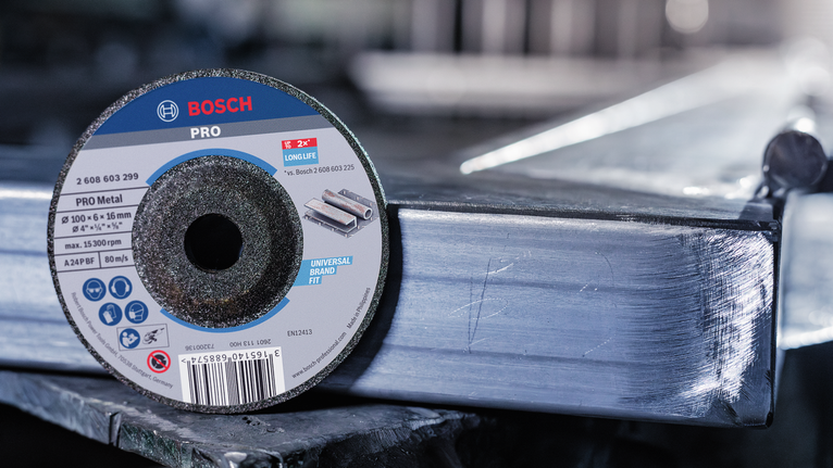 金属切割盘放置在车间的钢梁上。