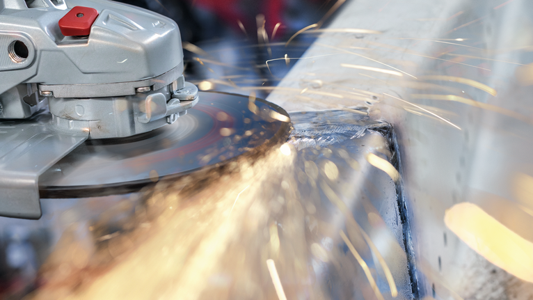 角磨机切割金属，产生火花。