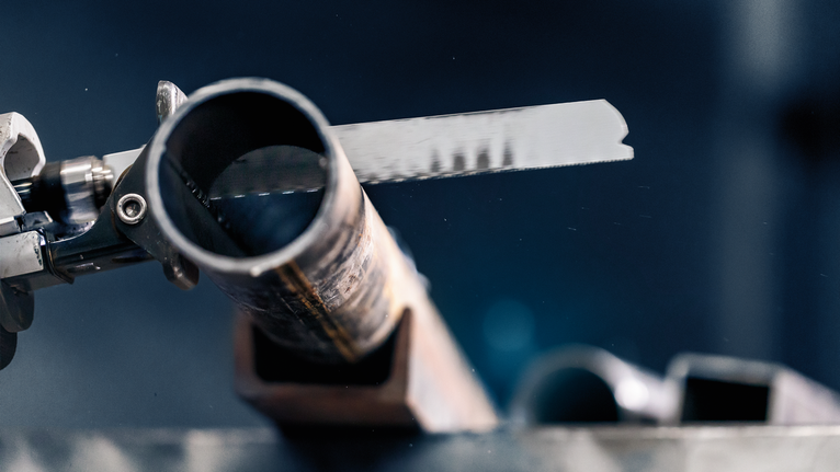 金属切割锯片切割钢管。