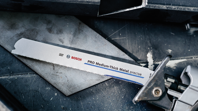 锯片安装在工作台上的金属切削工具上。.