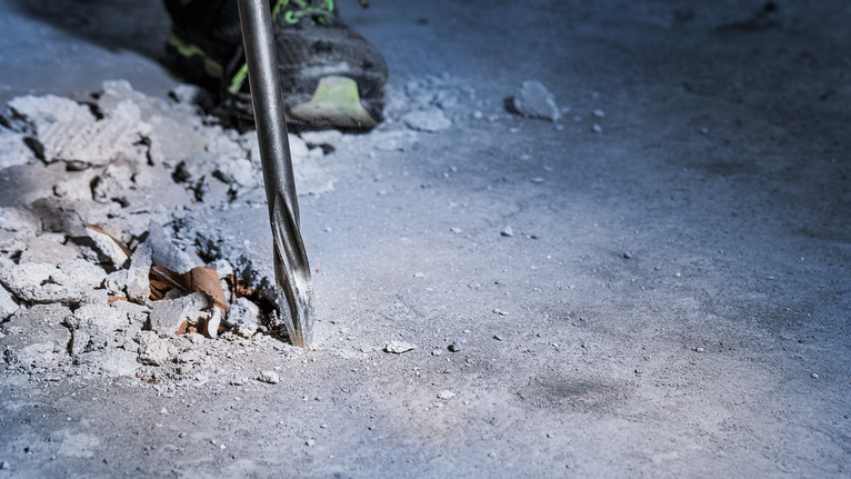 钻头在建筑工地上破碎混凝土。