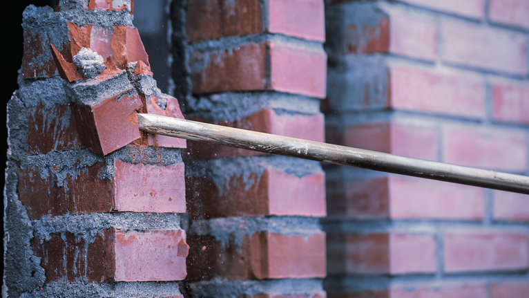 拆除杆将红砖从砂浆墙上拆除。