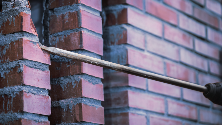 钻头在砖墙上钻孔。