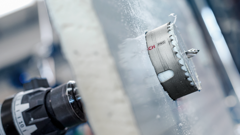 孔锯附件可切割厚玻璃板。