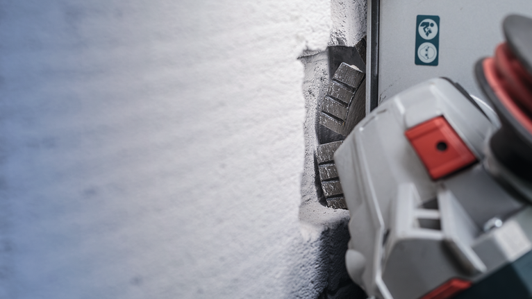 墙槽机在混凝土墙上凿出直槽。