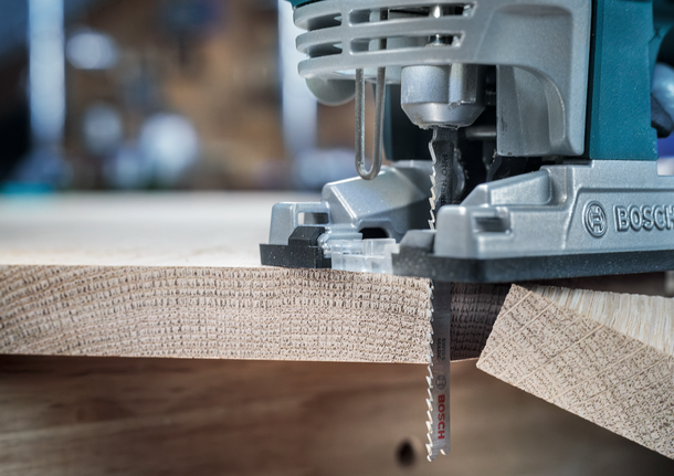 拼图锯在木板上切割出一条精确的曲线。