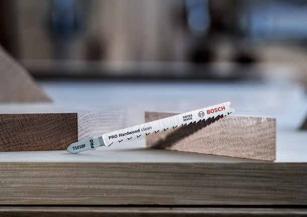 用于切割硬木的锯片，放置在两块木头之间。