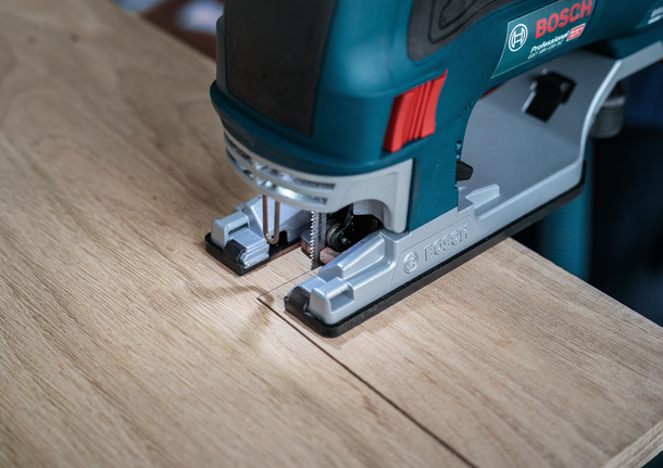 拼图在木板上切割出一条直线。