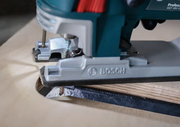 拼图锯对胶合板进行曲线切割。