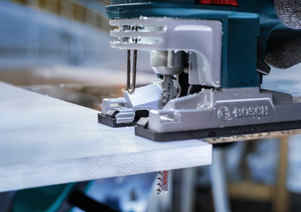 拼图锯在车间里切穿了一块白板。