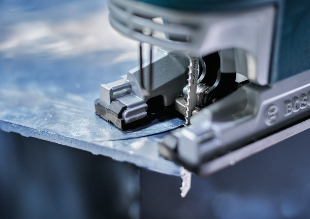 拼图锯切割一块金属板。