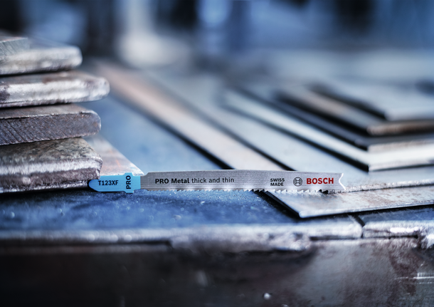 拼图锯刀片放置在车间堆放的金属板上。