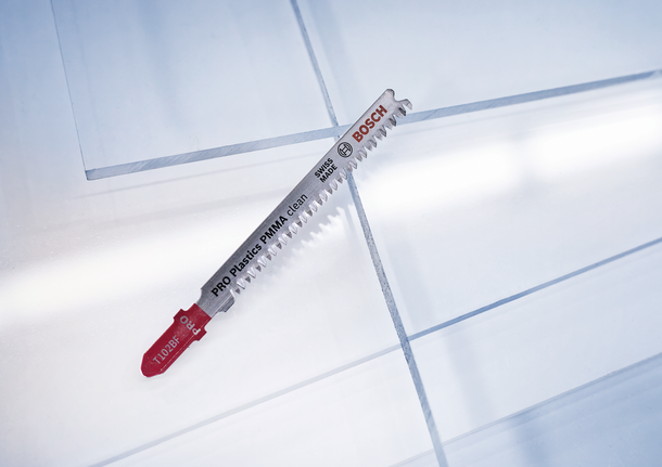 用于在干净的工作表面上切割塑料片的曲线锯刀片。