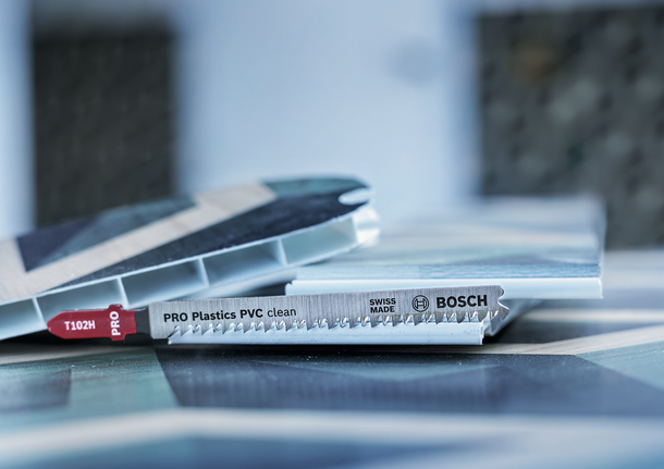 拼图锯刀片切割塑料面板。