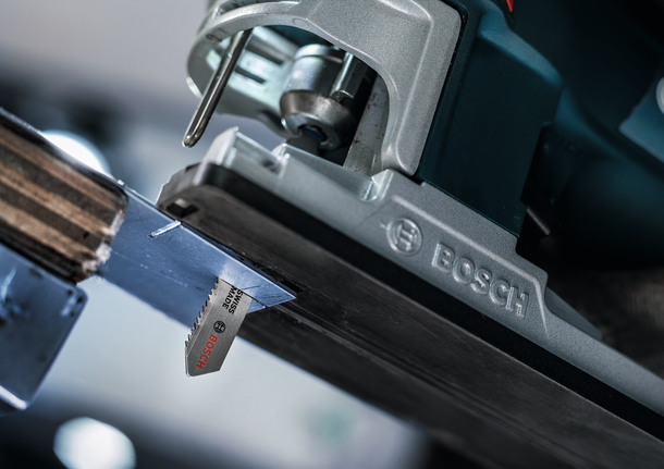 近距离观察拼图切割金属板。