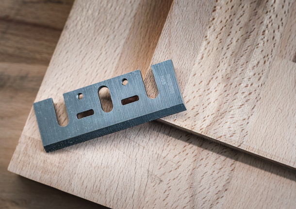 金属刀片放在木板上。