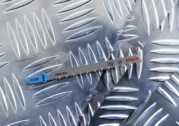 菱形图案金属板上的拼图刀片。