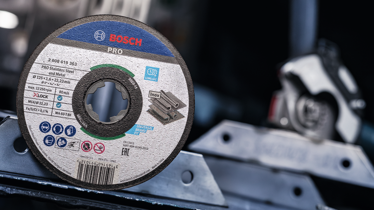 车间内放置在金属表面上的不锈钢切割盘。