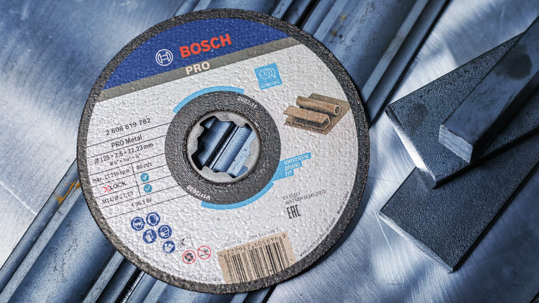 金属切割盘放置在钢筋上。.