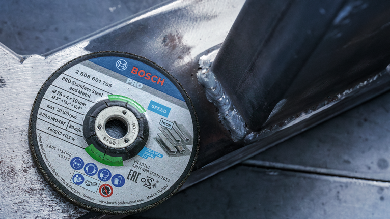 切割盘放置在焊接金属框架上。