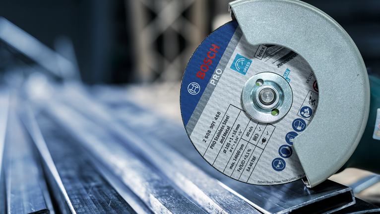 工业环境中，金属切割工具切割钢梁。