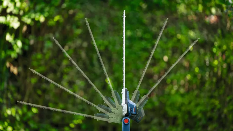 无绳伸缩式树篱修剪机，可在户外调节切割角度。.