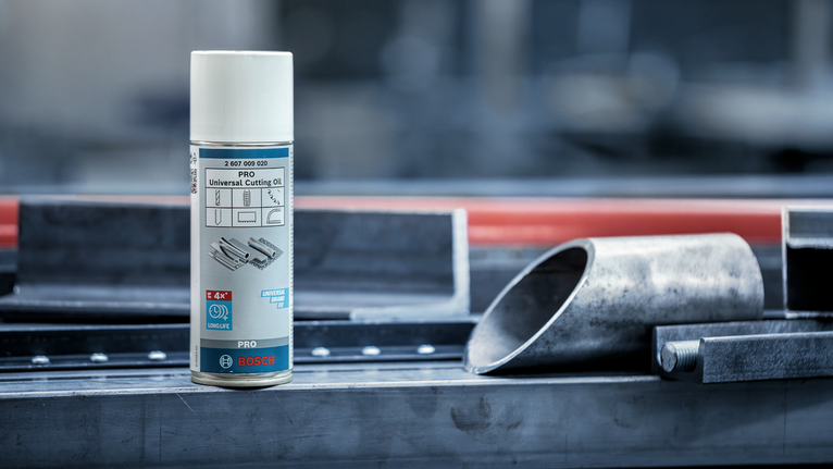 切割油喷雾罐放置在钢管旁边的金属工作台上。