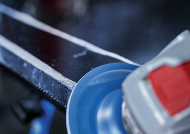 Bosch磨料盘可打磨金属表面。.