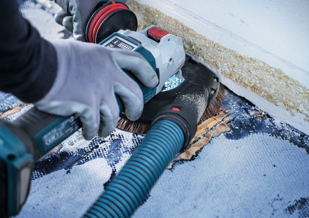 Bosch角磨机刷头去除地板涂层。.