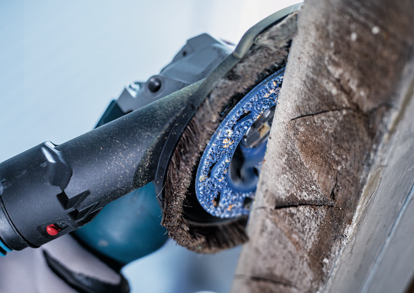 Bosch磨料刷盘可打磨粗糙木材。.