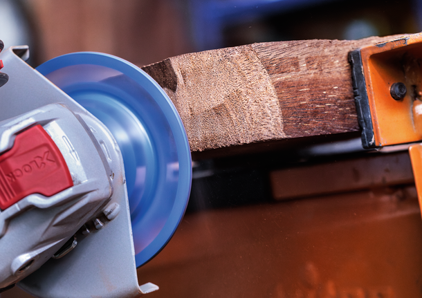 BoschX-Lock 磨料盘可打磨粗糙木材。.