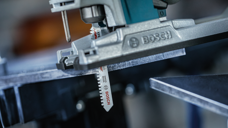 车间里，拼图锯正在切割金属板。.