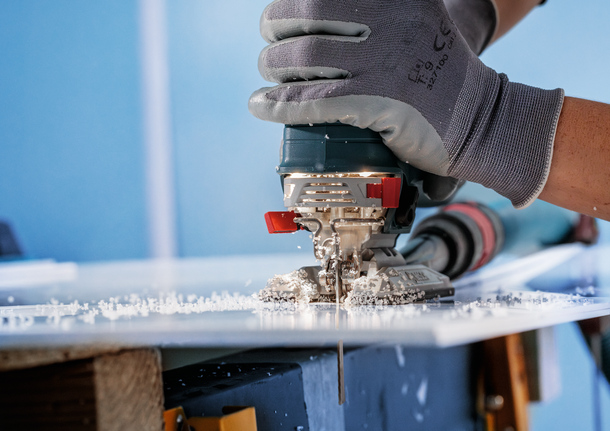 Bosch曲线锯锯片切割丙烯酸板。.