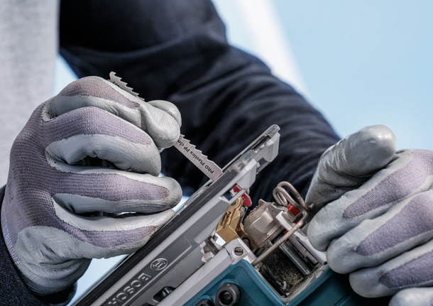 插入Bosch曲线锯刀片，实现精确切割。.