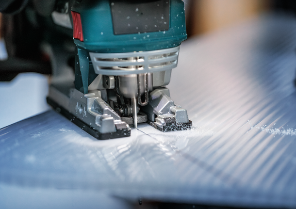 Bosch曲线锯刀片切割塑料板。.