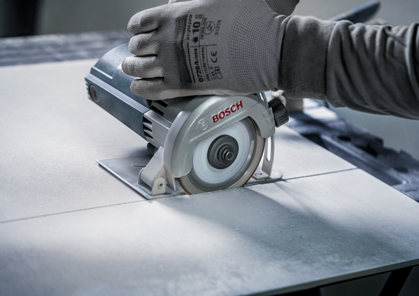 正在使用中的Bosch PRO 硬质陶瓷金刚石切割片。.