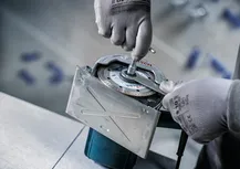 Bosch PRO 硬陶瓷金刚石切割片安装。.