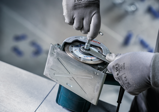 Bosch PRO 硬陶瓷金刚石切割片安装。.