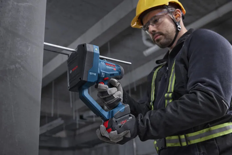 一名佩戴安全设备的人员使用无绳剪杆器切割螺纹杆。.