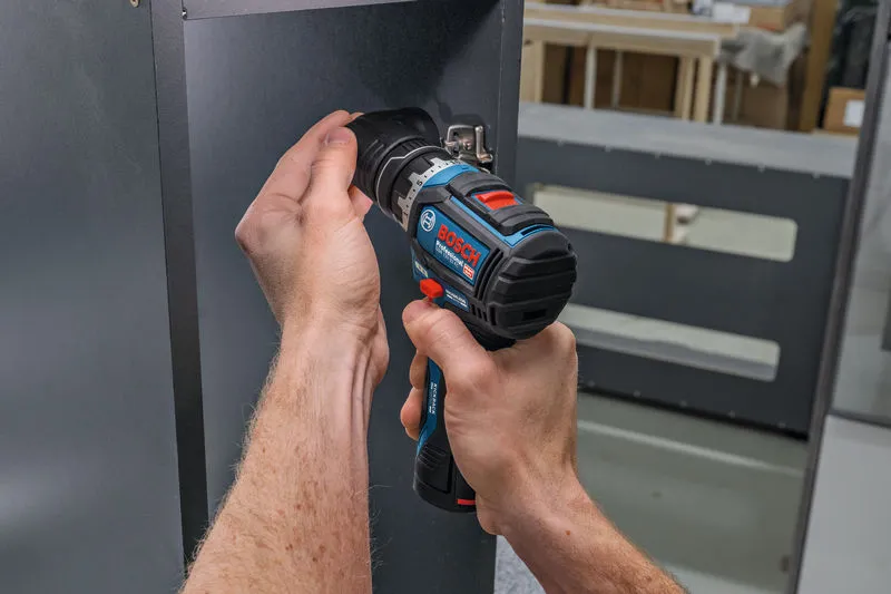 人们使用无绳螺丝刀将螺丝拧入金属面板。.