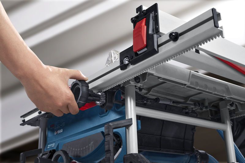 人们使用一个大的黑色调节旋钮来调节便携式台锯的围栏。.