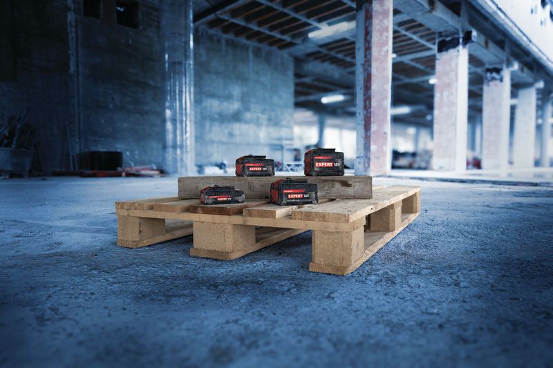 Bosch18V Expert 电池组放置在木质托盘上。.