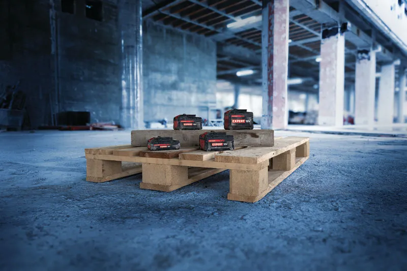 Bosch18V Expert 电池组放置在木质托盘上。.