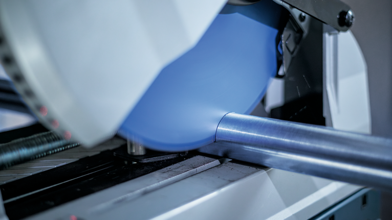 圆锯片在车间切割金属管道。.