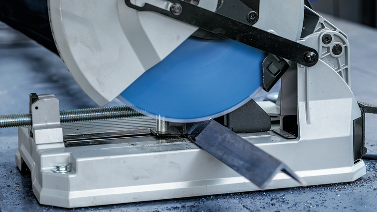 金属切割锯在工作台上切割钢筋。.