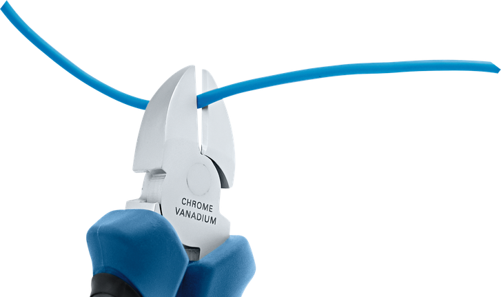 一个人握着绝缘钳剪断一根蓝色电线。