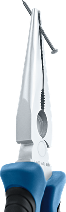 尖嘴钳夹住一枚钉子。