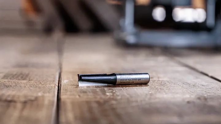 路由器钻头放置在车间的木质表面上。.